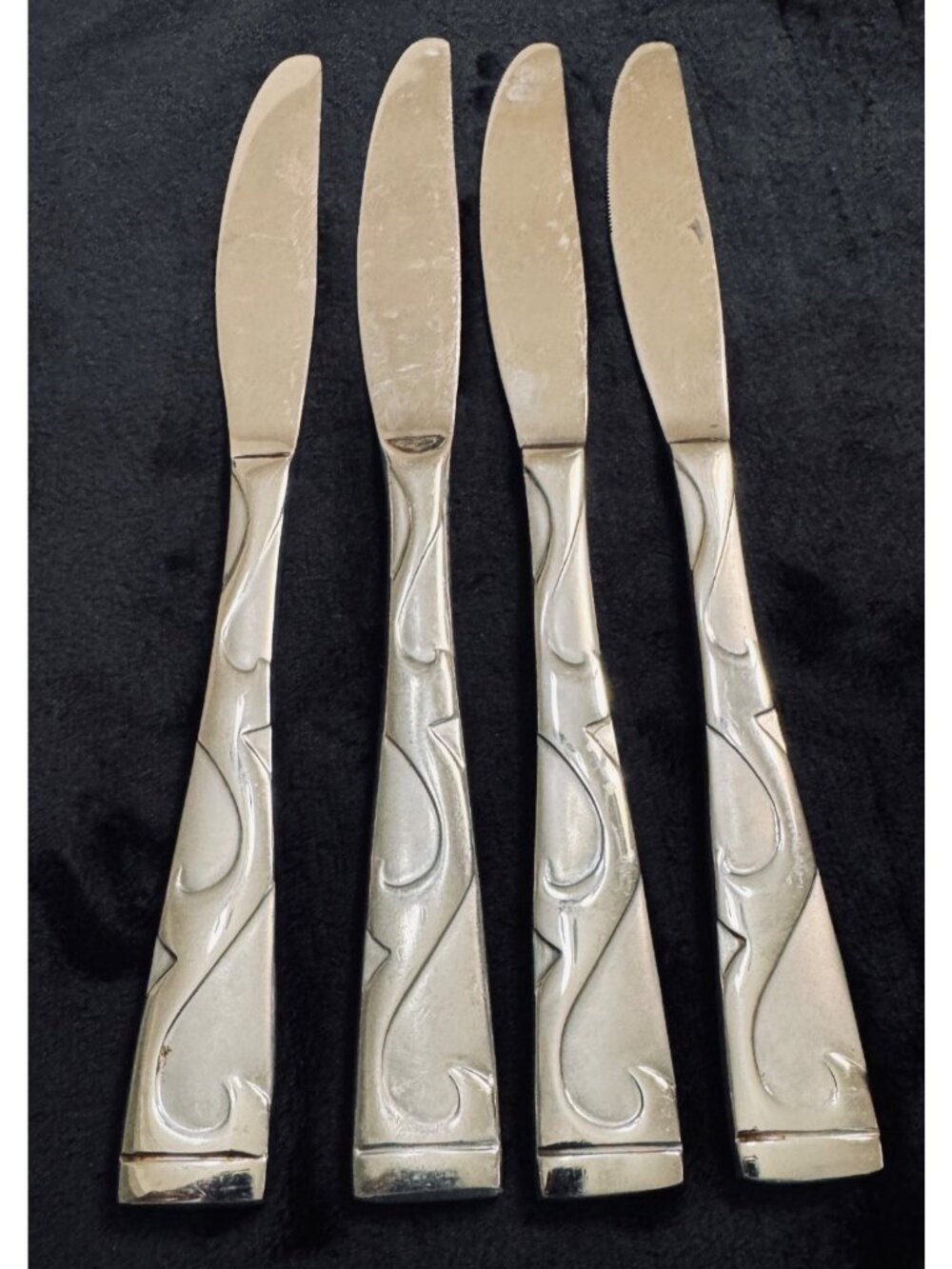 4 Oneida TUSCANY Dinner Knives Stainless Steel Scroll